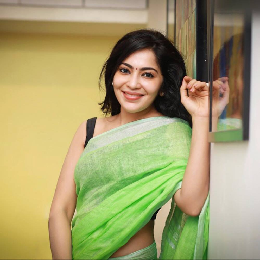 Indian TV Model Ramya Subramanian In Sleeveless Green Saree1